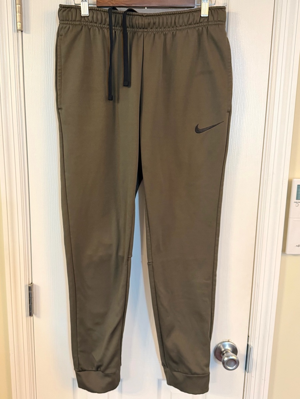 Nike Therma-FIT Men’s Medium Olive Green Fleece Jogger Pants Swoosh